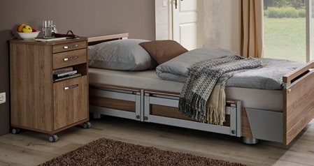 Plejeseng i hjemligt design med sengebord